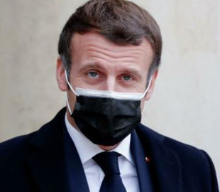 Невідомі злили в мережу QR-код до ковід-сертифікату Макрона