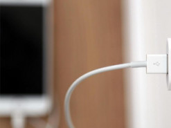 Чому не варто залишати зарядний пристрій від смартфона в розетці