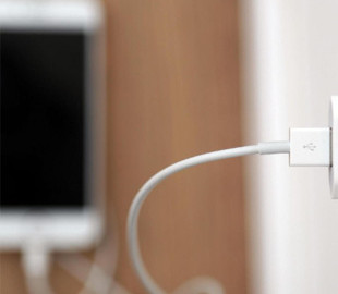Чому не варто залишати зарядний пристрій від смартфона в розетці