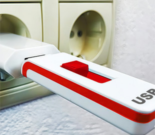 Що буде, якщо вставити флешку в зарядний пристрій для смартфона