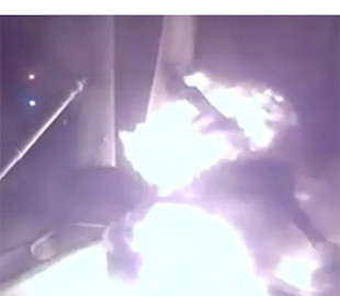 У SpaceX проблеми: частина ракети Falcon 9 перекинулася і спалахнула