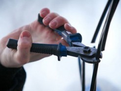 Працівники поліції охорони затримали трьох чоловіків, які викрали кабель