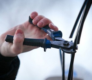 Працівники поліції охорони затримали трьох чоловіків, які викрали кабель