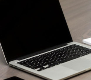 Для чого на клавіатуру ноутбука приклеюють скотч: корисний лайфхак