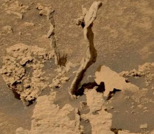 Марсоход Curiosity обнаружил на Красной планете необычные "столбы"