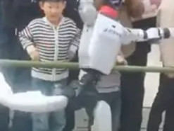 Спочатку він просто виступав: у Китаї дитина отримала ляпаса від робота-танцівника