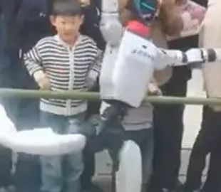 Спочатку він просто виступав: у Китаї дитина отримала ляпаса від робота-танцівника