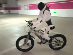 Китайці навчили робота кататися на велосипеді – він навіть сам крутить педалі
