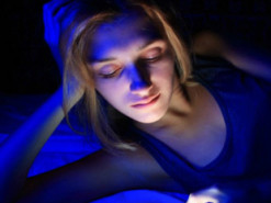 Синє світло від смартфонів може прискорити статеве дозрівання – дослідження