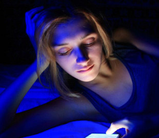 Синє світло від смартфонів може прискорити статеве дозрівання – дослідження