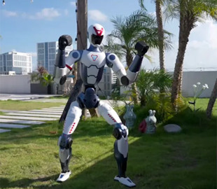 Цей гуманоїдний робот з Китаю може бігати, битися і робити сальто