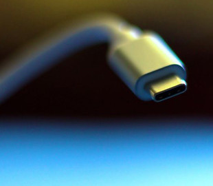 Специалисты предупреждают об опасности использования чужих кабелей для зарядки