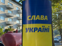 У фінському місті на кордоні з росією розвісили плакати з написом «Слава Україні»