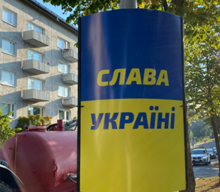У фінському місті на кордоні з росією розвісили плакати з написом «Слава Україні»
