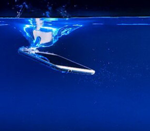 Фахівці розповіли, що робити, якщо смартфон впав у воду
