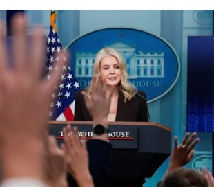 Прессекретарка Білого дому Левітт похвалилася листуванням із журналістом HuffPost і грубим «жартом» про його матір