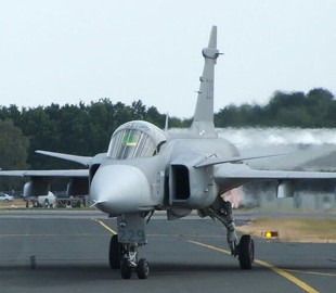 "Всеїдний" і важкий. Defence Express порівняв винищувачі Gripen і Rafale, які має отримати Україна