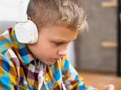 Одна із країн Європи заборонила учням користуватися телефонами у школі