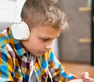 Одна із країн Європи заборонила учням користуватися телефонами у школі