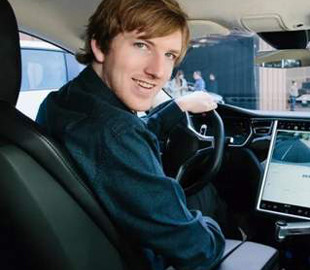 Проміняв Маска на Рассела: найкращий юрист Tesla змінив місце роботи