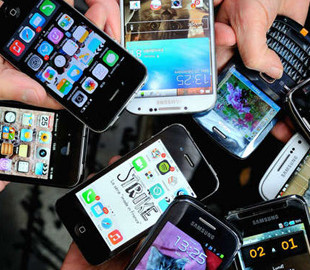 Медик із Хмельниччини пояснив, чим шкодять мобільні телефони хворим на COVID-19