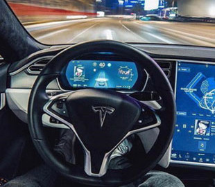 Электромобиль Tesla с автопилотом врезался в самолет