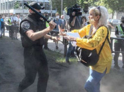 Соцмережі вимагають покарати поліцейського, який напав на вчительку під Радою