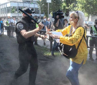 Соцмережі вимагають покарати поліцейського, який напав на вчительку під Радою