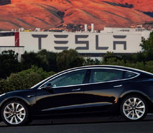 Акції Tesla впали. Причиною може бути біткоїн
