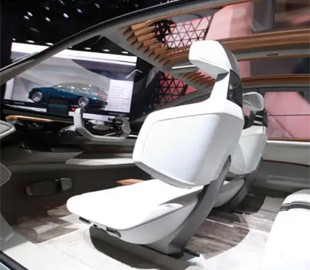 Кокпит-эволюция. Как SpaceX Илона Маска меняет дизайн автомобилей