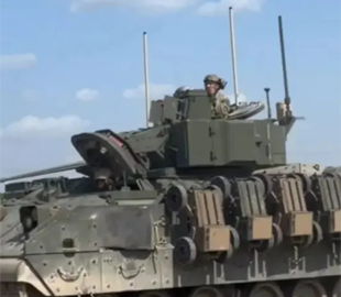 Армія США експериментує з перевезенням роботів FireAnt на Bradley