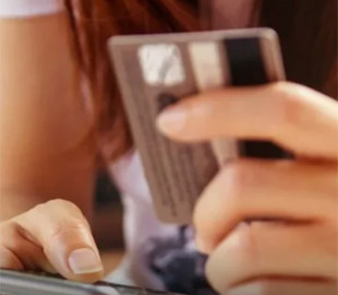 Зловмисниця вкрала із картки пенсіонерки понад 300 тис. грн, допомагаючи їй розібратися зі смартфоном