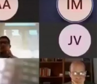 Неудобно получилось: испанский чиновник случайно провёл видеоконференцию из душа
