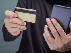 Двоє зловмисників представилися працівниками банку та ошукали двох жінок