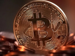 Курс биткоина обвалился до минимума за последние 10 дней