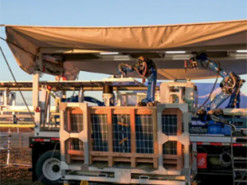 Мобільний робот швидко будує сонячні ферми просто в полі: як це змінить енергетику