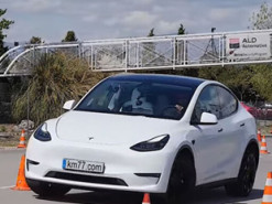 Електрокар Tesla Model Y вразив результатом «лосиного тесту»