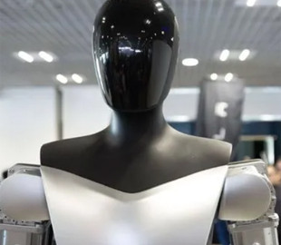 Tesla Optimus тепер готує вечерю та прибирає: вражаючі навички робота