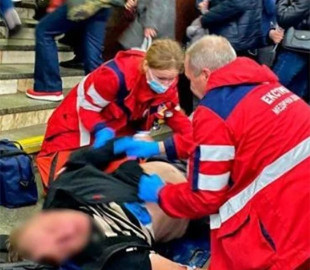 “Слава Богу, що вона опинилася поруч”: в Києві студентка-медик врятувала пасажира з серцевим нападом