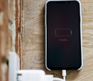 Зроблять життя легшим: 5 лайфхаків із зарядкою телефона