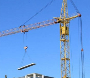 У Польщі з крана випали двоє українців: один загинув