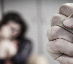 На Одещині п’яний чоловік побив дружину через те, що вона просила знайти роботу