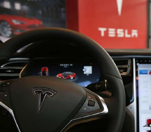 У США автомобіль Tesla на автопілоті довіз до лікарні жінку, в якої почалися пологи