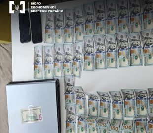 Купували iPhone за підроблені купюри: у Києві судитимуть групу аферистів