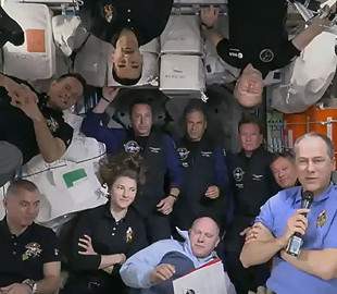 Члены первого частного экипажа благополучно прибыли на МКС и получили значки астронавтов
