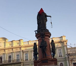 Пам'ятник Катерині ІІ в Одесі одягнули у ковпак ката та прикріпили до статуї зашморг