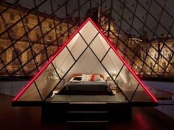 Сервіс бронювання житла запропонував переночувати в Луврі