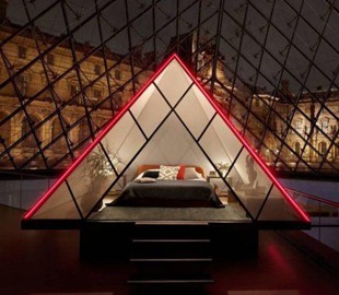 Сервіс бронювання житла запропонував переночувати в Луврі