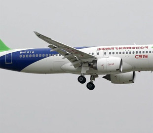 Трамп залишив флагманський літак цивільної авіації Китаю без двигунів, – NYT