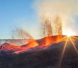 Виверження найактивнішого вулкана у світі потрапило на фото